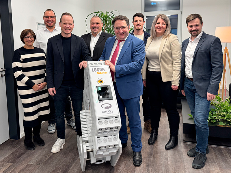 Besuch von Tobias Gotthardt bei GEFASOFT Geschäftsführung und Mitarbeitende von GEFASOFT beim Besuch von Staatssekretär Tobias Gotthardt und Bayern International am Standort Regensburg