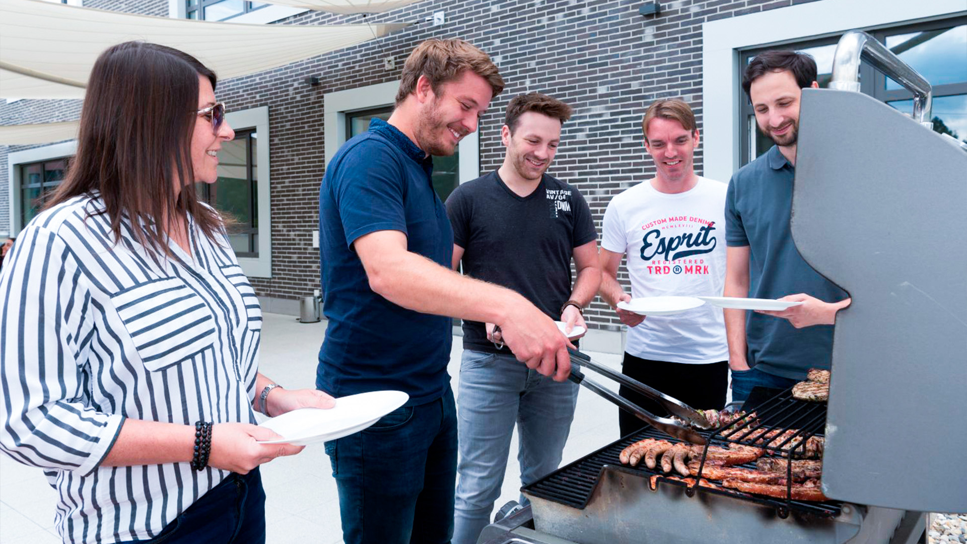 GEFASOFT Unternehmenskultur auf der Sommerterrasse Mitarbeitende von GEFASOFT grillen gemeinsam auf der Sommerterrasse während der Mittagspause