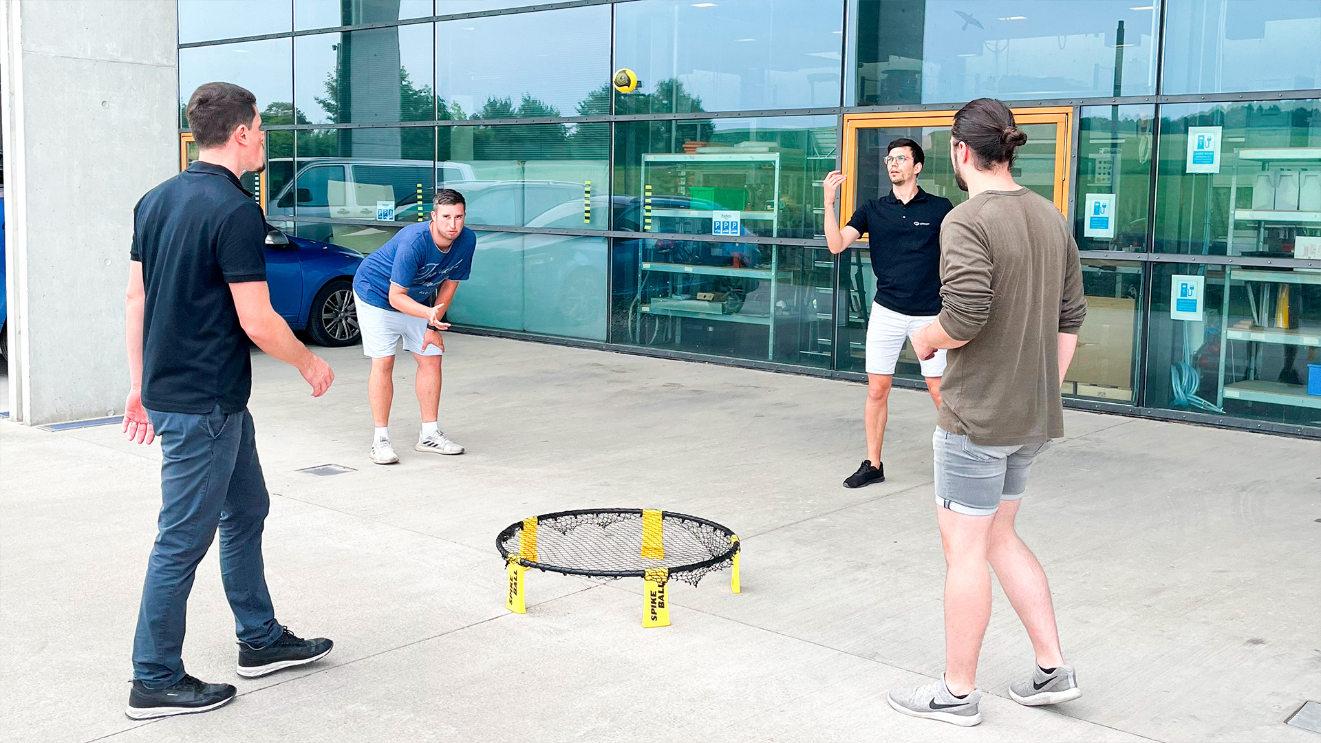 GEFASOFT Aktive Unternehmenskultur GEFASOFT Mitarbeiter beim Spikeball-Spiel während einer gemeinsamen Freizeit- oder Teambuilding-Aktivität